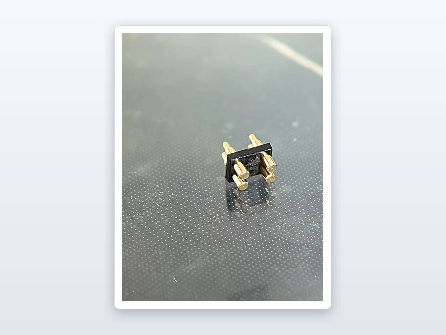 智能手表磁吸 Pogo Pin 连接器应用实拍